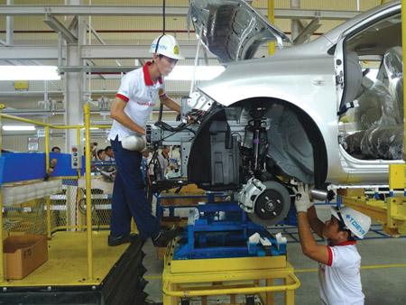 Lắp ráp ôtô Nissan tại Nhà máy TCIE Việt Nam ở  Đà Nẵng (do Malaysia đầu tư).