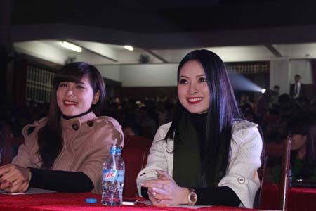 Hoa hậu các Dân tộc Việt Nam 2013 Nguyễn Thị Ngọc Anh (phải) và Á hậu Lò Thị Minh