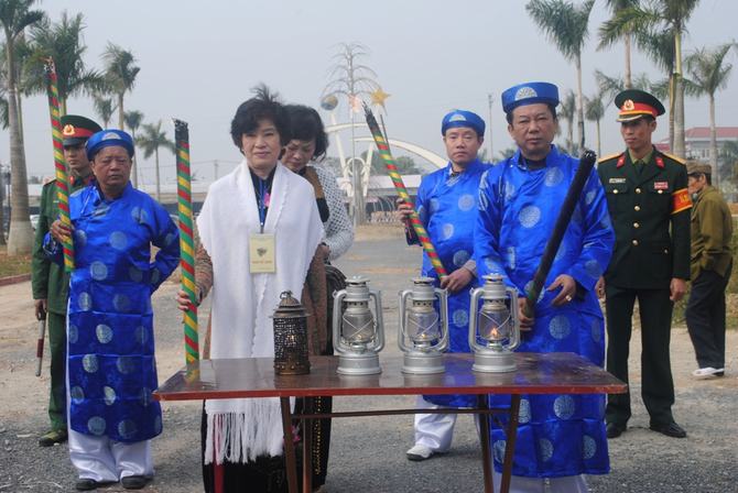 ngọn lửa thiêng được lấy từ Đền Đồng cổ, Thành Nhà Hồ, Nhà tưởng niệm Bác Hồ (ở Thanh Hóa) và bàn Thờ cố Đại tướng ở Hà Nộ