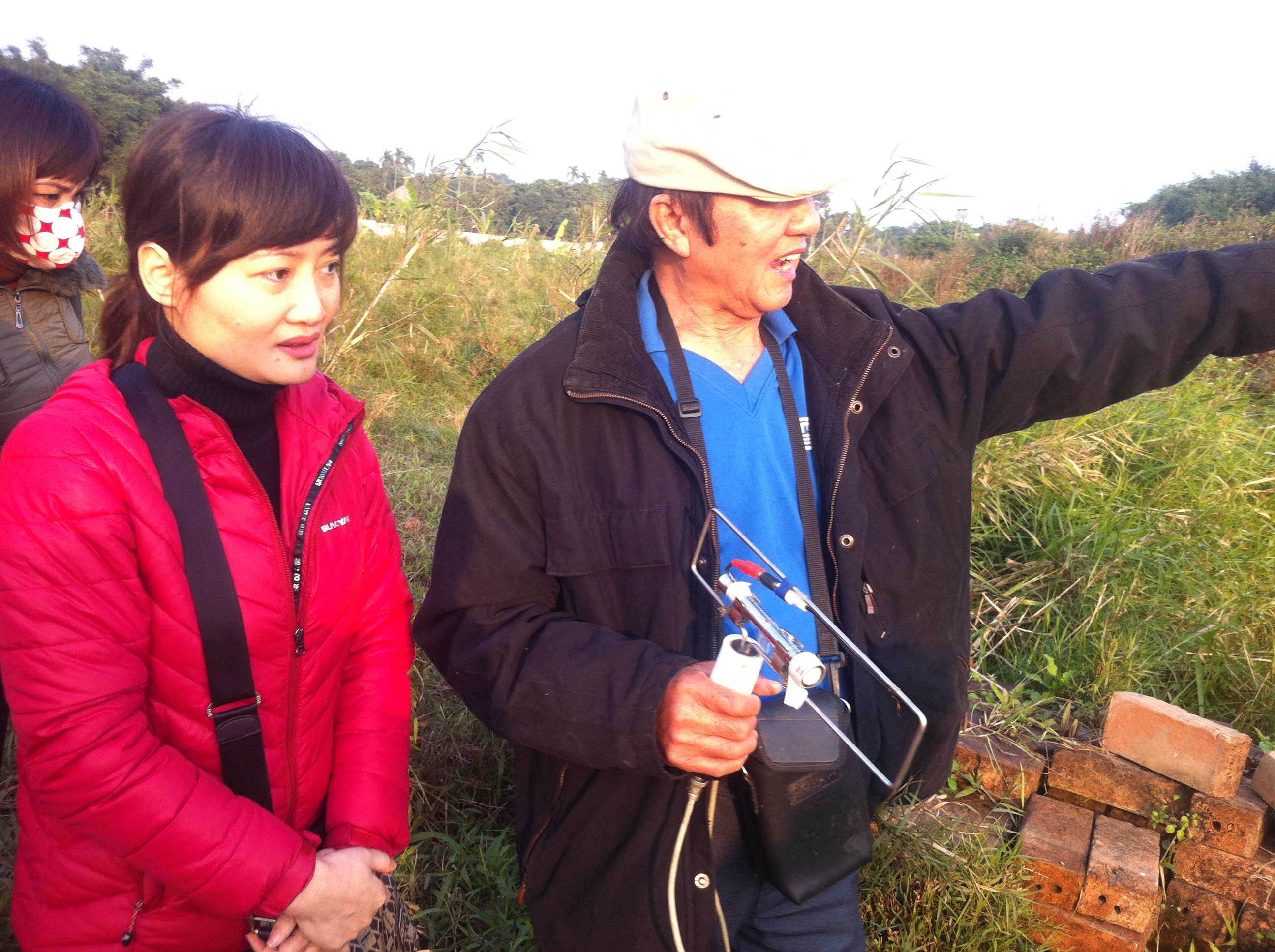 Chị Hằng (Nam Định) cùng TS Vũ Văn Bằng kiểm tra tại khu đất hoang gần nhà bác sĩ Tường.