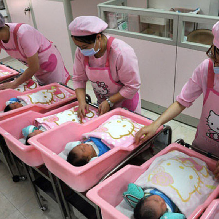 Chăm sóc trẻ sơ sinh ở một bệnh viện của Nhật Bản. 