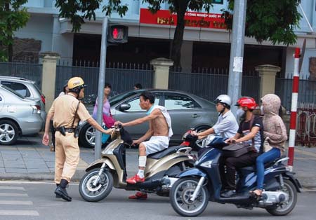 Cảnh sát dừng xe người vi phạm giao thông. 