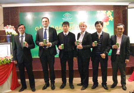 Lãnh đạo tập đoàn Carlsberg Việt Nam và công ty bia Huế giới thiệu sản phẩm bia Huda Gold vừa đạt huy chương tại cuộc thi vô địch chất lượng bia thế giới năm 2013.