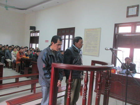 Hai bị cáo Chu Đình Quang (trái) và Chu Đình Quy tại phiên tòa ngày 23.12.