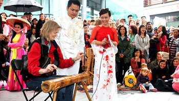 Đề nghị ghi rõ nguồn CongDong.Cz và để link sau : http://congdong.cz/home/94232/nguoi-viet-o-xu-suong-mu.htm#ixzz2oOjcW3dX khi bạn copy lại bài viết này. Xin cảm ơn  Khán giả Anh thử chơi đàn bầu tại Lễ hội văn hóa Việt Nam tại London, 7/2012. (Nguồn ảnh: Congdong)