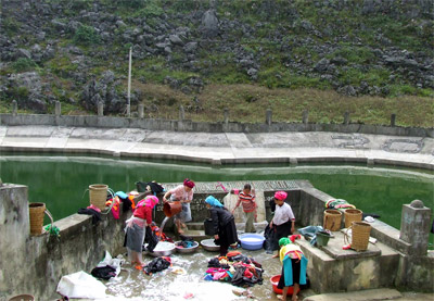 Người dân xã Sủng Là, huyện Đồng Văn (Hà Giang) dùng nước sạch từ công trình hồ treo do Chính phủ đầu tư xây dựng. (QĐND)
