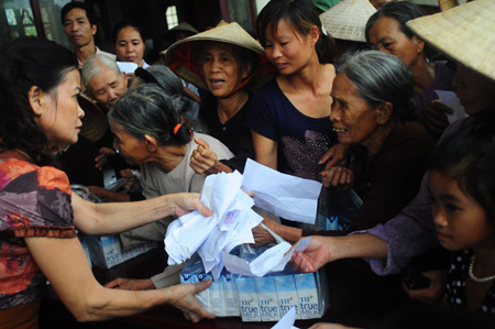 Đại diện Báo NTNN tặng quà cho người nghèo tại xã Xuân Phương, huyện Phú Bình, tỉnh Thái Nguyên.