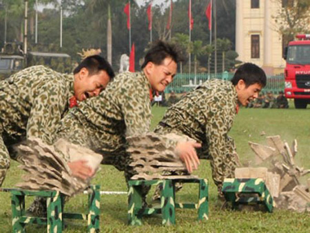 Phá ngói bằng đòn “Cương đao”.