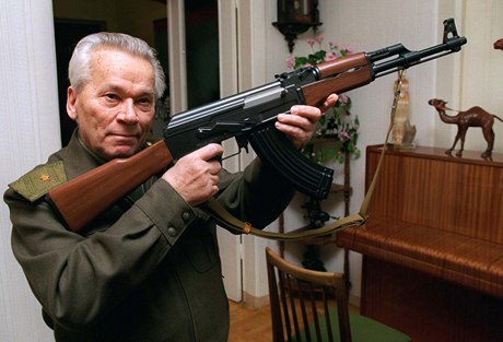 Nhà sáng chế tài năng Mikhail Kalashnikov cùng khẩu AK huyền thoại