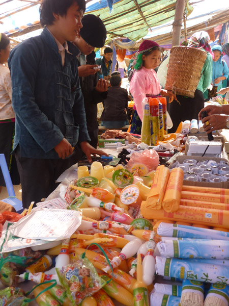 Kẹo bánh Trung Quốc bán tràn lan ở các chợ vùng cao