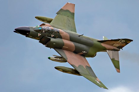  So với MiG-21, F-4 có tốc độ, tầm bay, có radar tầm xa, mang nhiều vũ khí mạnh mẽ.