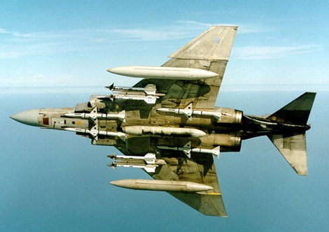  F-4 mang 4 tên lửa không đối không tầm ngắn AIM-9 và 4 tên lửa đối không tầm trung AIM-7.