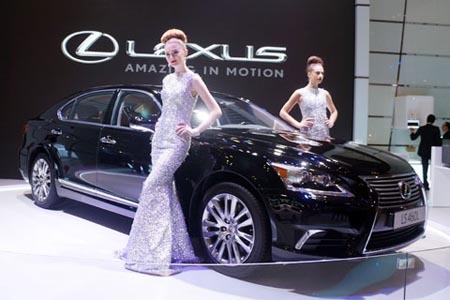 Lexus LS 460L có giá 5,6 tỉ đồng.