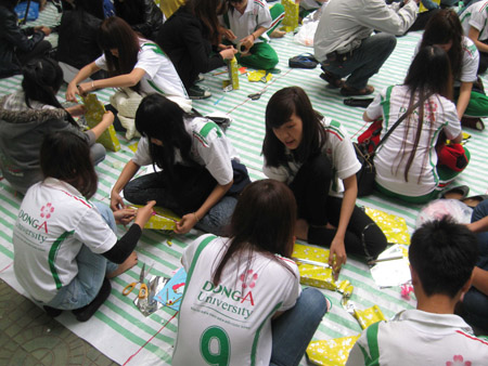  SV và giáo viên trường ĐH Đông Á tham gia gói trong thời gian 5 phút đã thu được 1.720 sản phẩm.