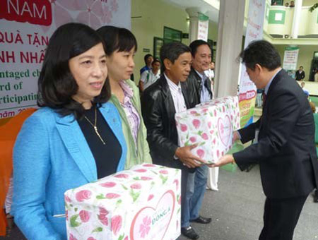 Lãnh đạo trường ĐH Đông Á trao quà cho đại diện các tổ chức từ thiên trên địa bàn Đà Nẵng.