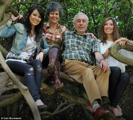 Marina với chồng và hai con gái Vanessa (trái) và Joanna 