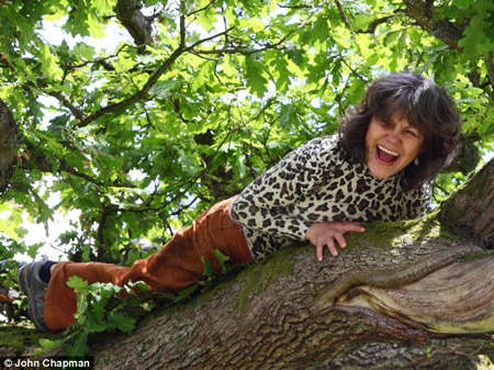 Marina 63 tuổi vẫn thích trèo cây 