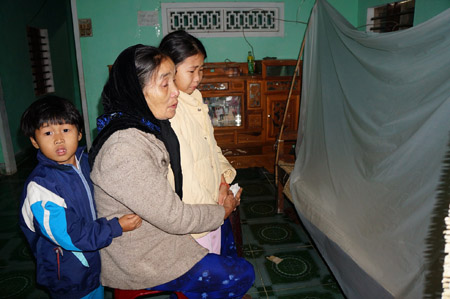 Hai đứa con nhỏ của chị Trần Thị Phượng cùng mẹ già đau đớn bên thi thể chị
