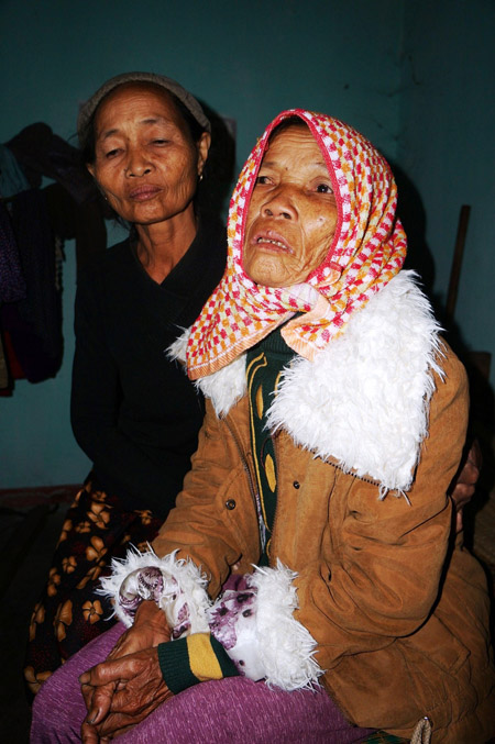 Bà Trần Thị Loan (bên phải) thoát chết kể lại sự việc
