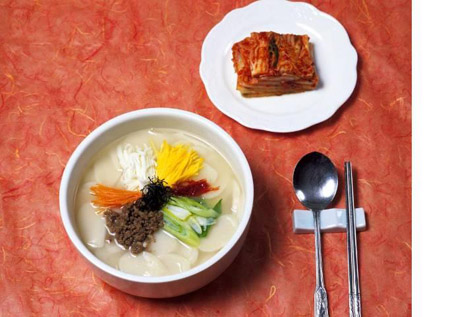  Tteokguk  là canh bánh gạo trong dịp Tết truyền thống của người Hàn Quốc được người Hàn tin rằng sẽ đem lại nhiều may mắn trong tương lai.
