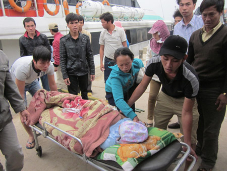 Tàu cao tốc Lý Sơn chở bệnh nhân cấp cứu Phan Thị Hiền ngụ An Vĩnh, Lý Sơn vào đất liền an toàn.