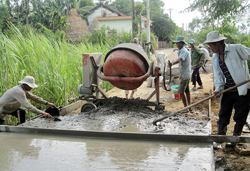 Nhiều xã đang khẩn trương thi công giao thông nông thôn nước rút, phấn đấu hoàn thành trong 3013 (Nguồn ảnh: Báo Quảng Nam)