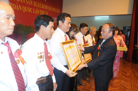Chủ tịch Trung ương Hội ND Việt Nam Nguyễn Quốc Cường trao danh hiệu Nông dân Việt Nam xuất sắc 2013 cho 62 nông dân. 