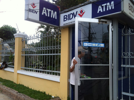  Chưa vào mùa cao điểm, nhiều khách hàng đã không rút được tiền tại ATM.