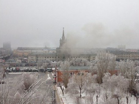 Khói bốc lên tại nhà ga ở Volgograd. Ảnh: RIA Novosti