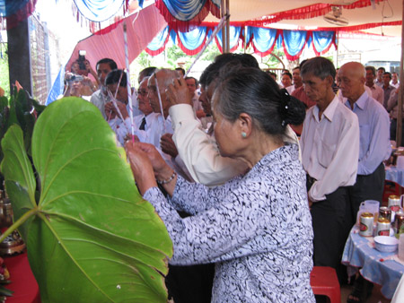 Thành kính dâng lên tổ tiên nén hương trầm