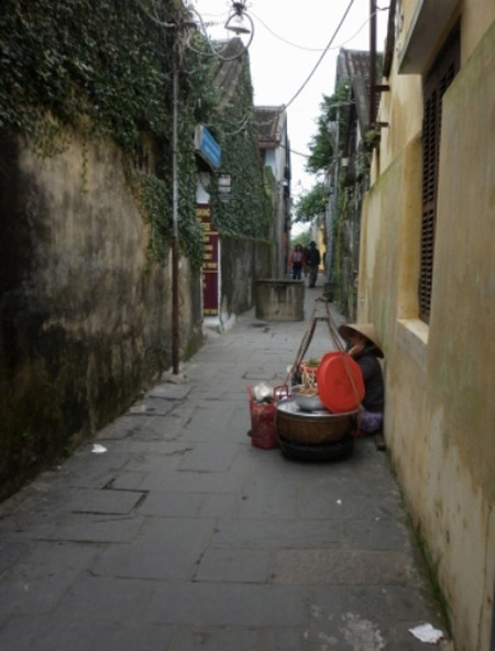 Hàng rong trong hẻm.