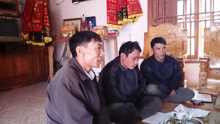   Gia đình, người thân đang kể về cái chết của Việt kiều Đỗ Văn Dân cho PV nghe.