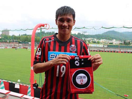 Công Vinh trong màu áo Consadole Sapporo