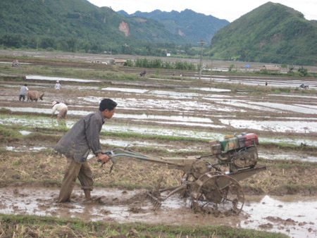 Nông dân xã Huy Hạ đầu tư máy móc nông cụ nâng cao hiệu quả sản xuất.