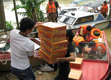 Những chuyến hàng cứu trợ đang vượt nước dữ tới với đồng bào miền Trung, sẻ chia phần nào những nỗi đau quá lớn...