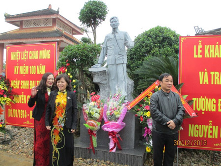 Một bức tượng Đại tướng Nguyễn Chí Thanh  đặt tại Khu lưu niệm Đại tướng.