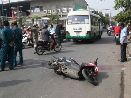 Hiện trường vụ tai nạn trên đường Tôn Thất Thuyết chỉ còn lại xe buýt và xe máy, thi thể nạn nhân đã bị 