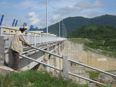  Đập chính Nhà máy Thủy điện Sông Ba Hạ (tại huyện Sơn Hòa, Phú Yên)