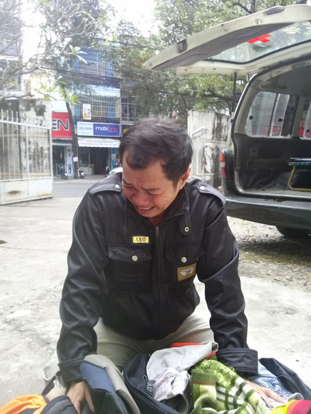 Ông Tu Ngọc Hoài, ba của nạn nhân Tu Ngọc Thạch vừa về đến Bệnh viện tỉnh Khánh Hòa chứng kiến mổ khám nghiêm tử thi con trai.