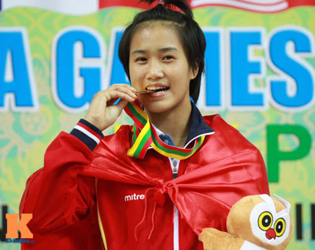 Nguyễn Thu Hoài với niềm vui nhận HCV  tại SEA Games.