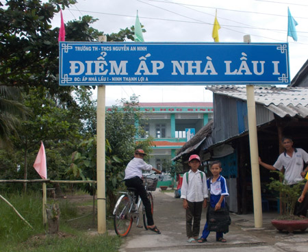 Trẻ em ở đồng Chó Ngáp (Ninh Thạnh Lợi, huyện Hồng Dân) đi học.