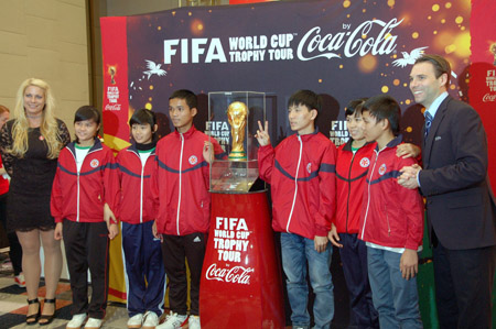  CLB Bóng đá Vì Cộng đồng giao lưu với đại diện FIFA, Coca-Cola  