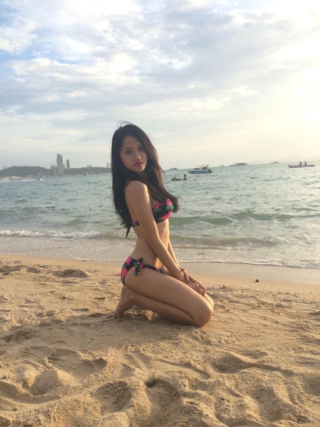 Mỹ nhân Việt 9X diện bikini đốt cháy từ hồ bơi đến bãi biển