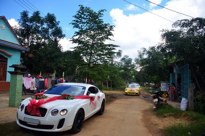 Làng quê Bình Định đón đoàn siêu xe rước dâu