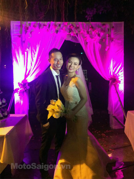 Nữ ca sỹ Thu Thủy và chồng hạnh phúc trong đám cưới.