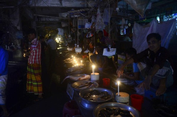 Cả nước Bangladesh chìm trong bóng tối vì một vụ mất điện lớn 2