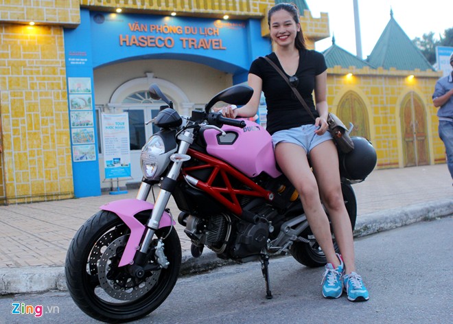 Nữ biker chạy Ducati màu hồng mơ làm bếp trưởng