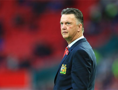 Van Gaal được trải thảm đỏ mời về MU