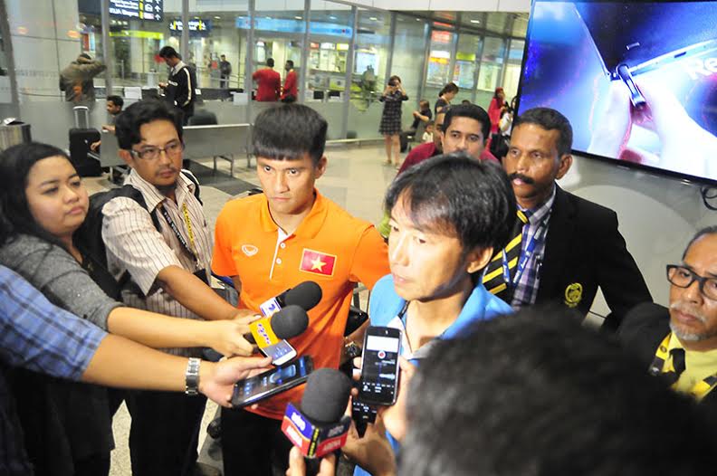 Lê Công Vinh và HLV Miura trả lời phỏng vấn báo giới Malaysia