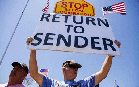 Hai người đàn ông giương cao biểu ngữ phản đối sắc lệnh nhập cư của Tổng thống Mỹ